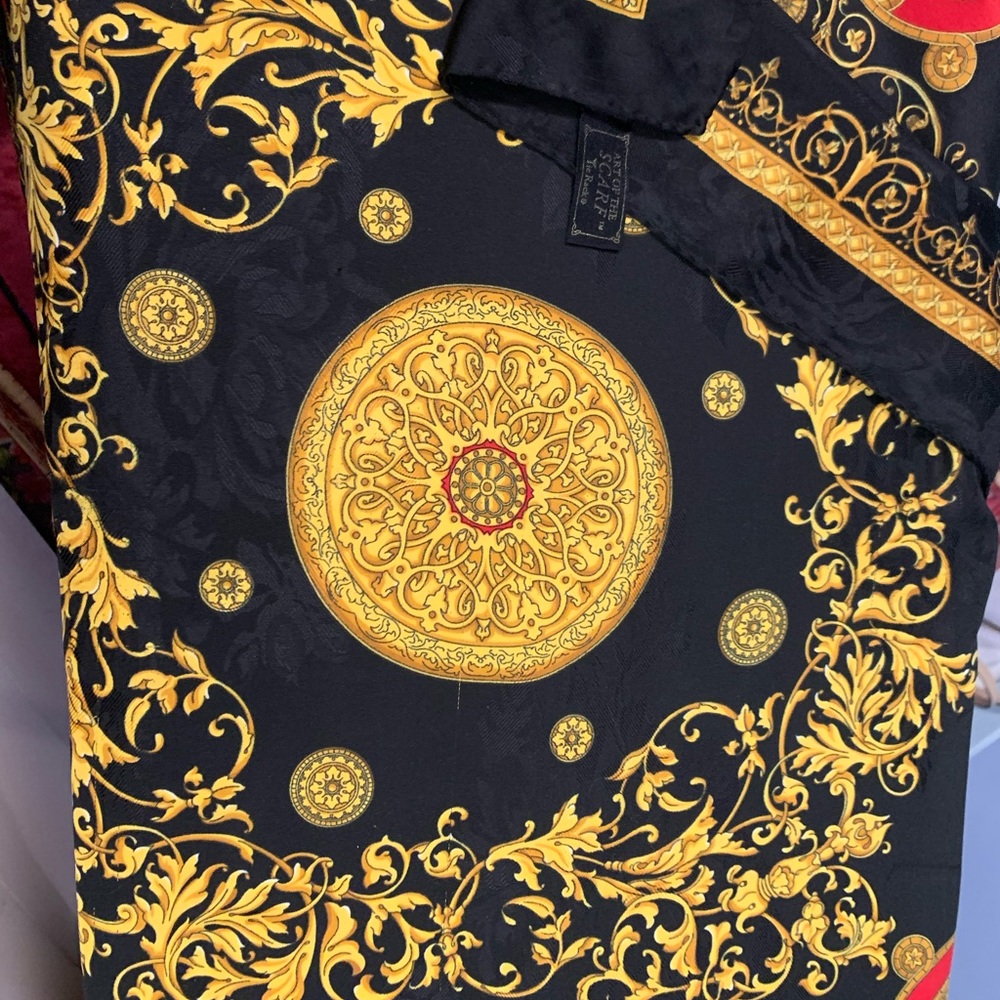 This is a totally spectacular scarf. 🧣Made in Italy